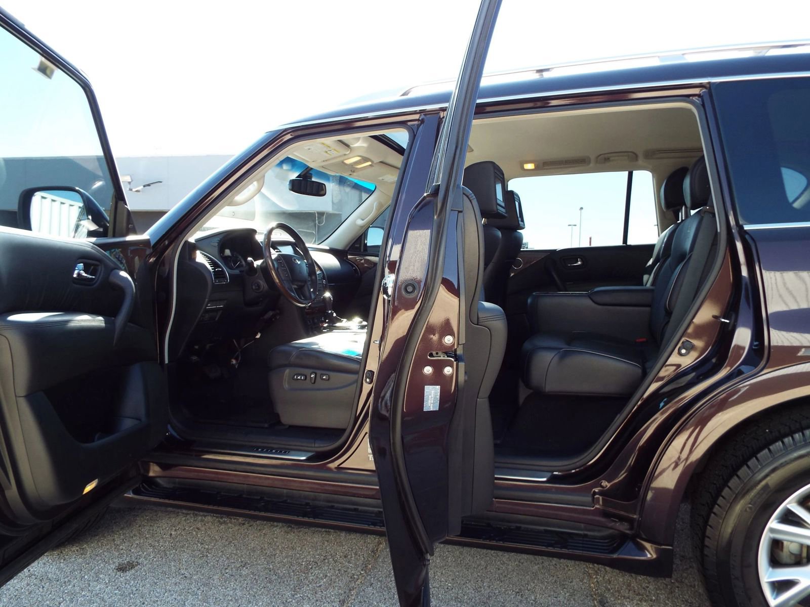 Used 2014 INFINITI QX80 4WD w/ Deluxe Touring Package image 25