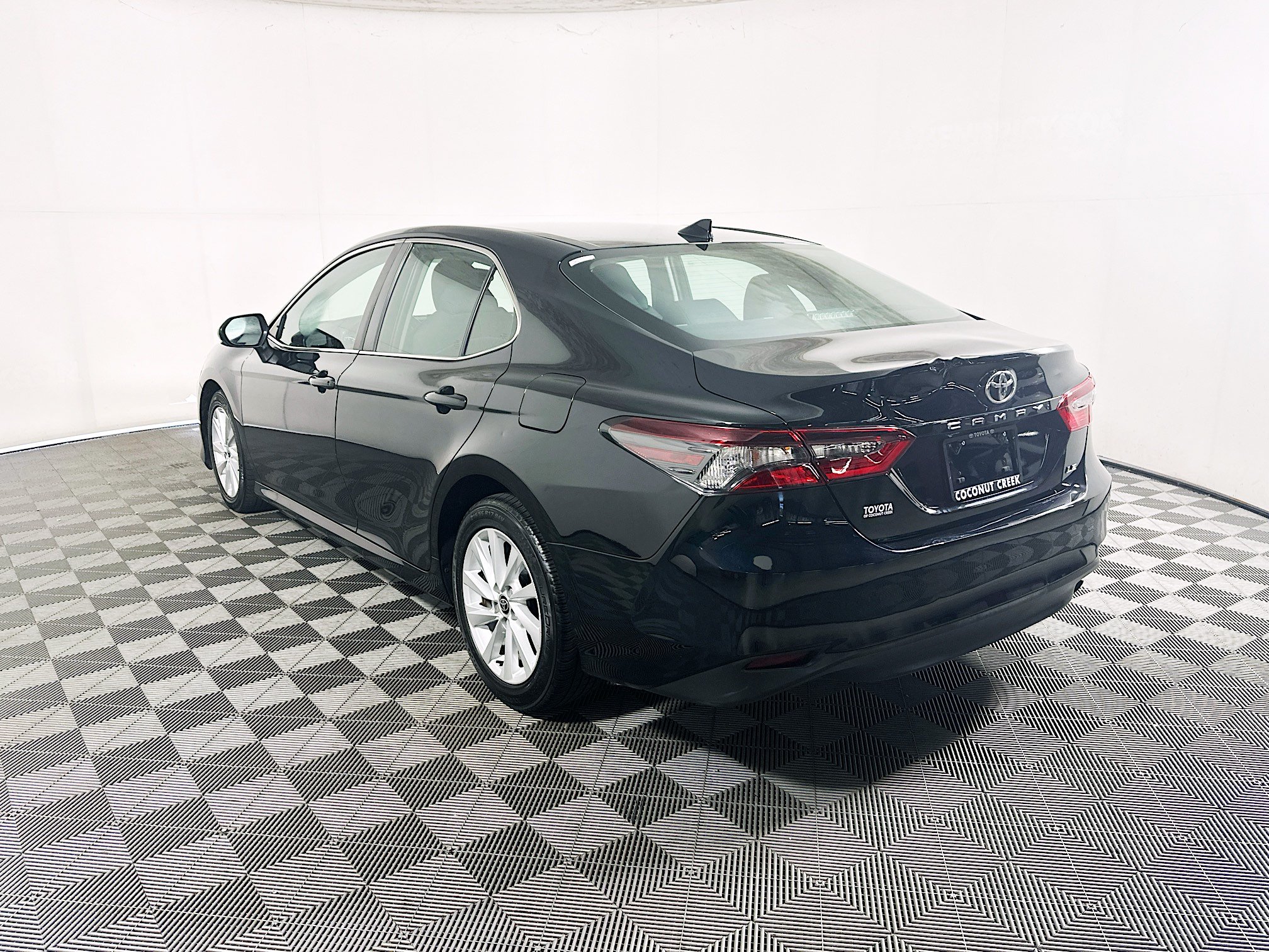 Used 2022 Toyota Camry LE FWD image 5