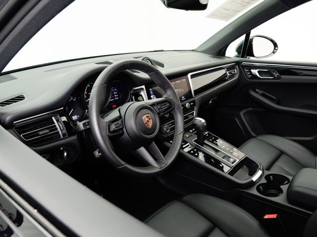 Certified 2025 Porsche Macan AWD/4WD image 9