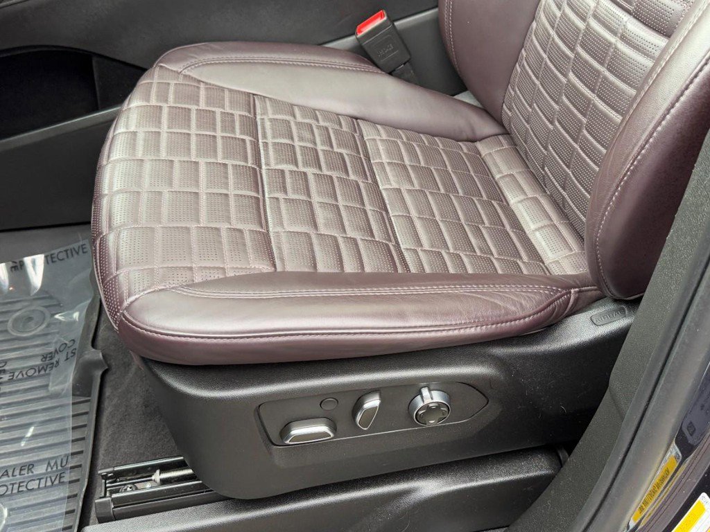 Used 2024 Cadillac Escalade Sport Platinum w/ LPO, ONYX Package image 29