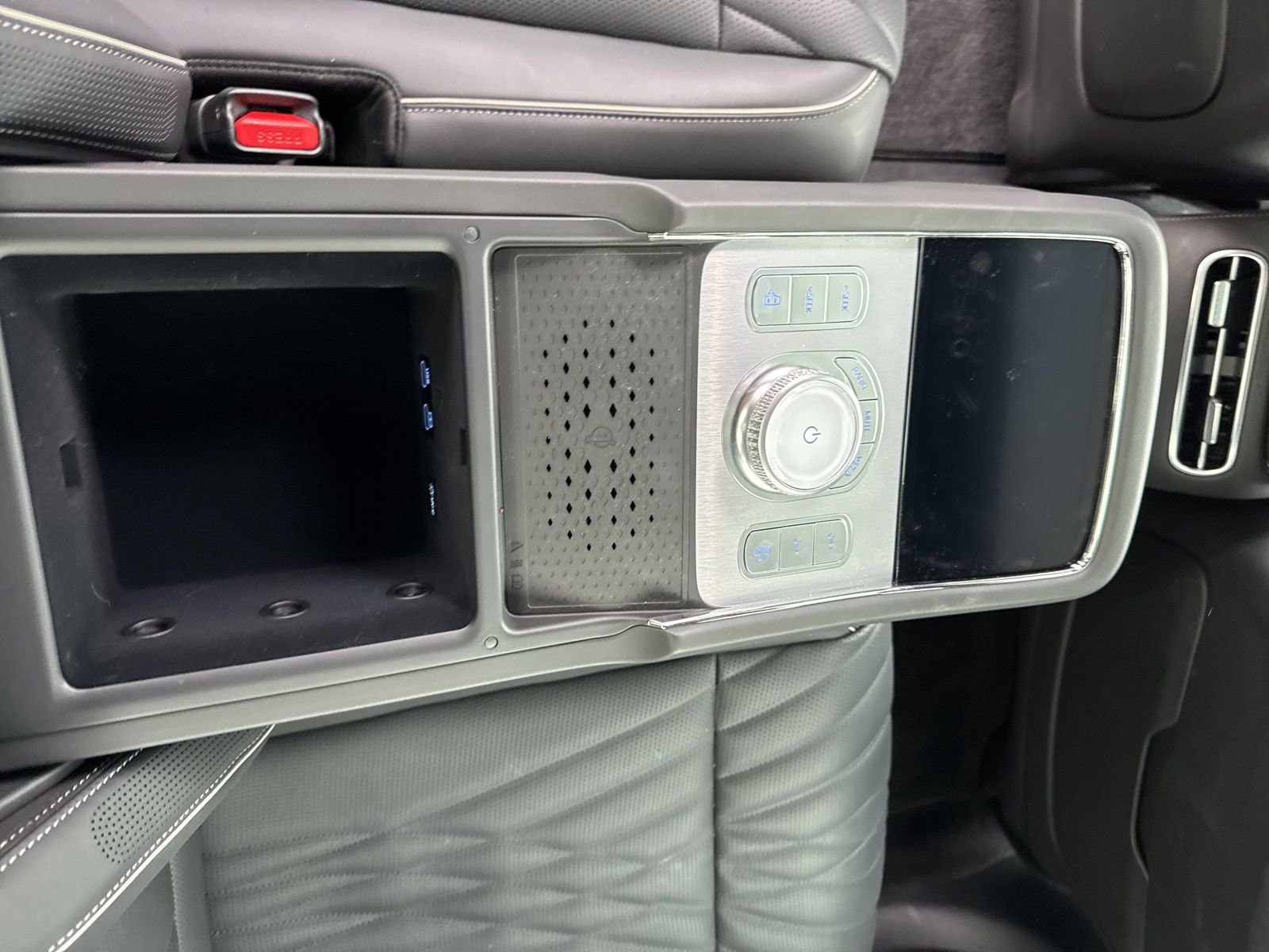 Used 2025 Genesis G90 3.5T image 18