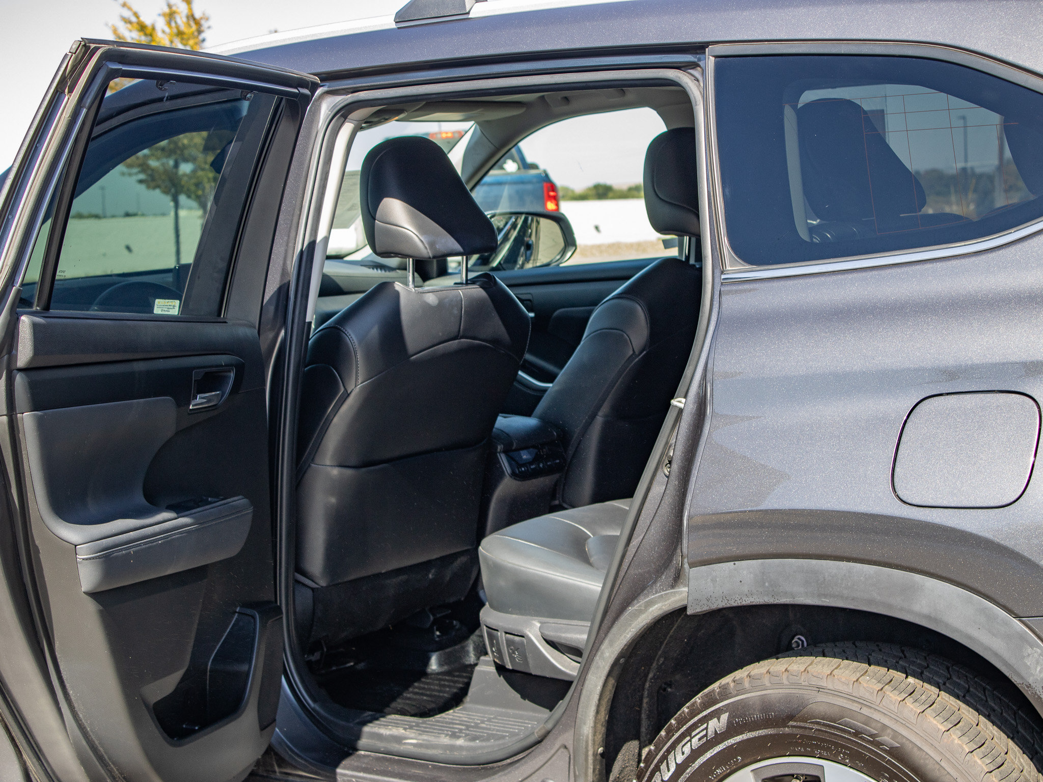 Used 2023 Toyota Highlander XLE AWD/4WD image 13