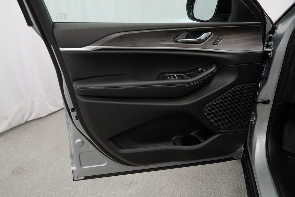 New 2025 Jeep Grand Cherokee Limited image 28