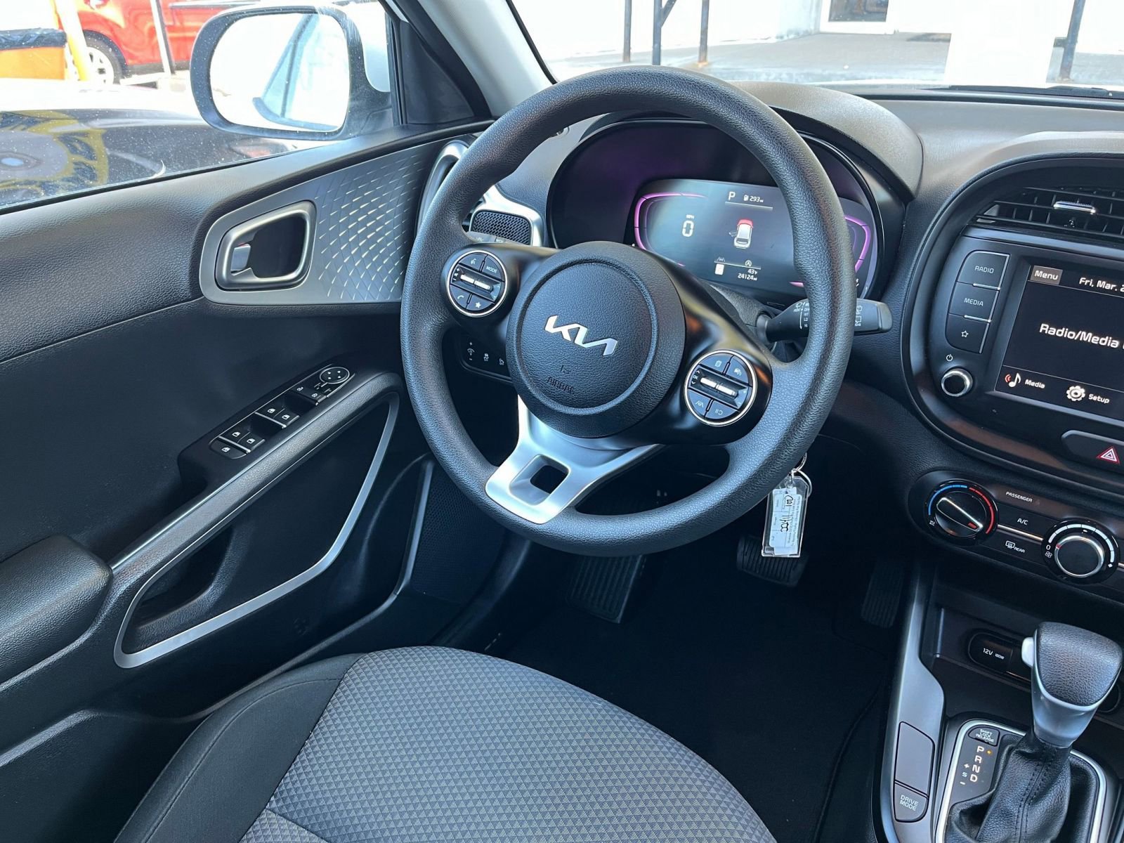 Used 2025 Kia Soul LX w/ LX Technology Package FWD image 31