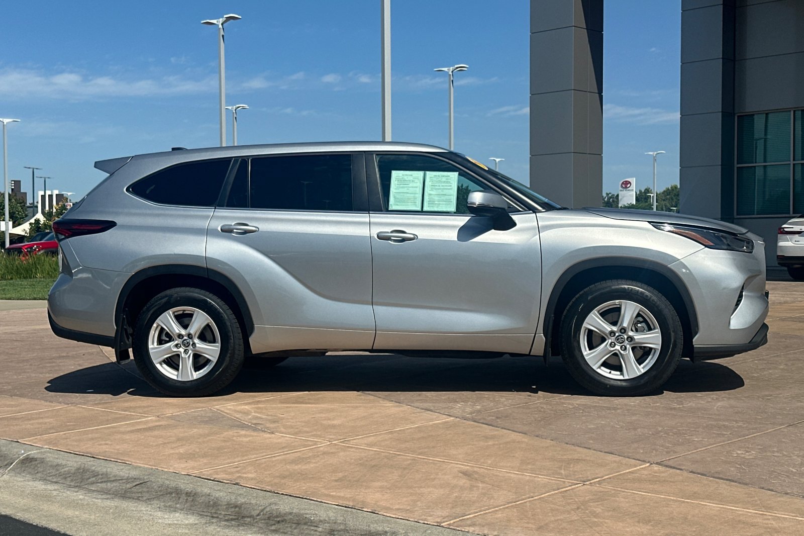 Certified 2025 Toyota Highlander LE AWD/4WD image 3