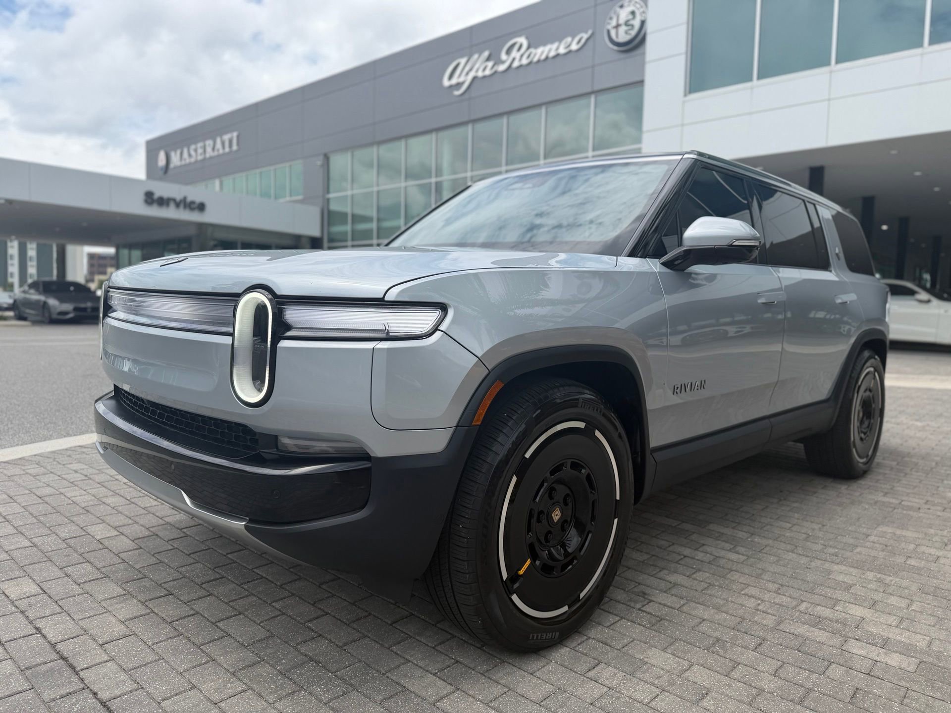 Used 2025 Rivian R1S Adventure AWD/4WD image 12