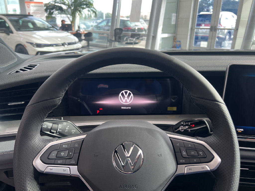 New 2026 Volkswagen Tiguan SE R-Line FWD image 15
