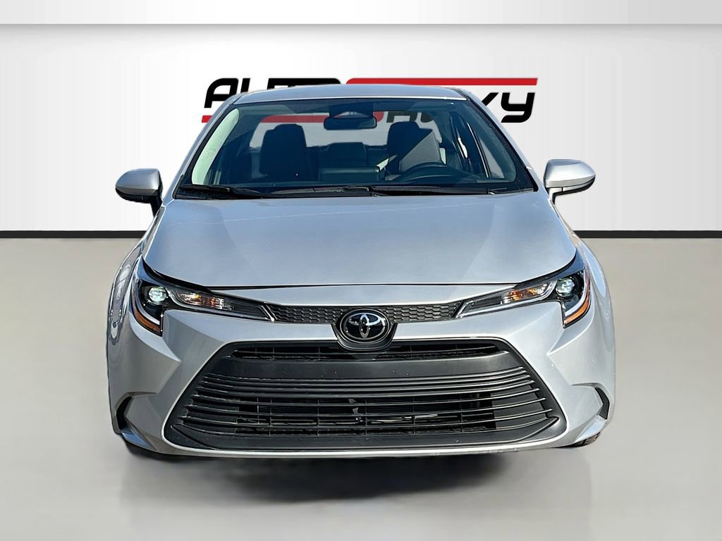 Used 2025 Toyota Corolla LE image 2
