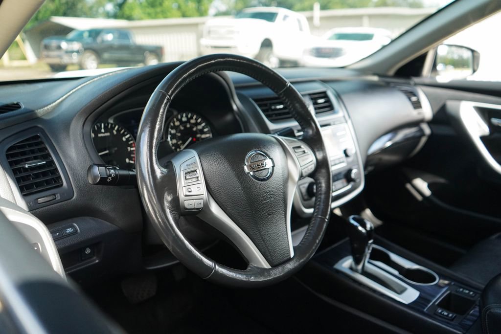 Used 2017 Nissan Altima 2.5 SL w/ Moonroof Package FWD image 6
