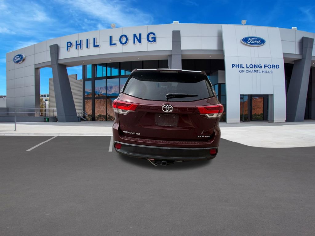 Used 2018 Toyota Highlander XLE AWD/4WD image 4