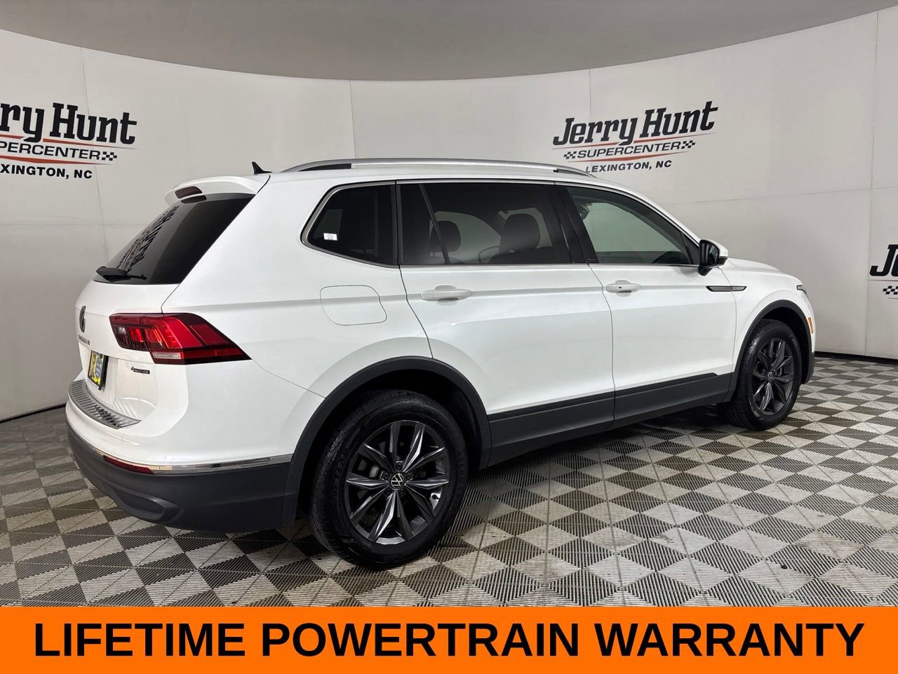 Used 2023 Volkswagen Tiguan SE w/ Panoramic Sunroof Package AWD/4WD image 5