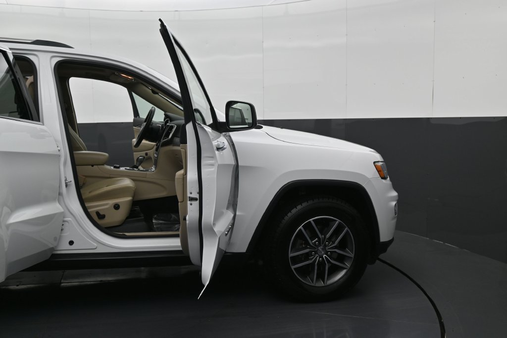 Used 2018 Jeep Grand Cherokee Limited AWD/4WD image 9