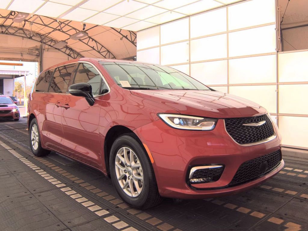 Used 2025 Chrysler Pacifica Select image 2