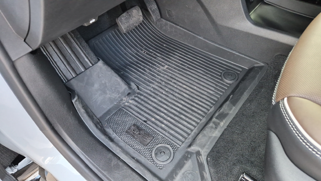 New 2027 GMC Acadia Denali Ultimate w/ LPO, Floor Liner Package AWD/4WD image 13