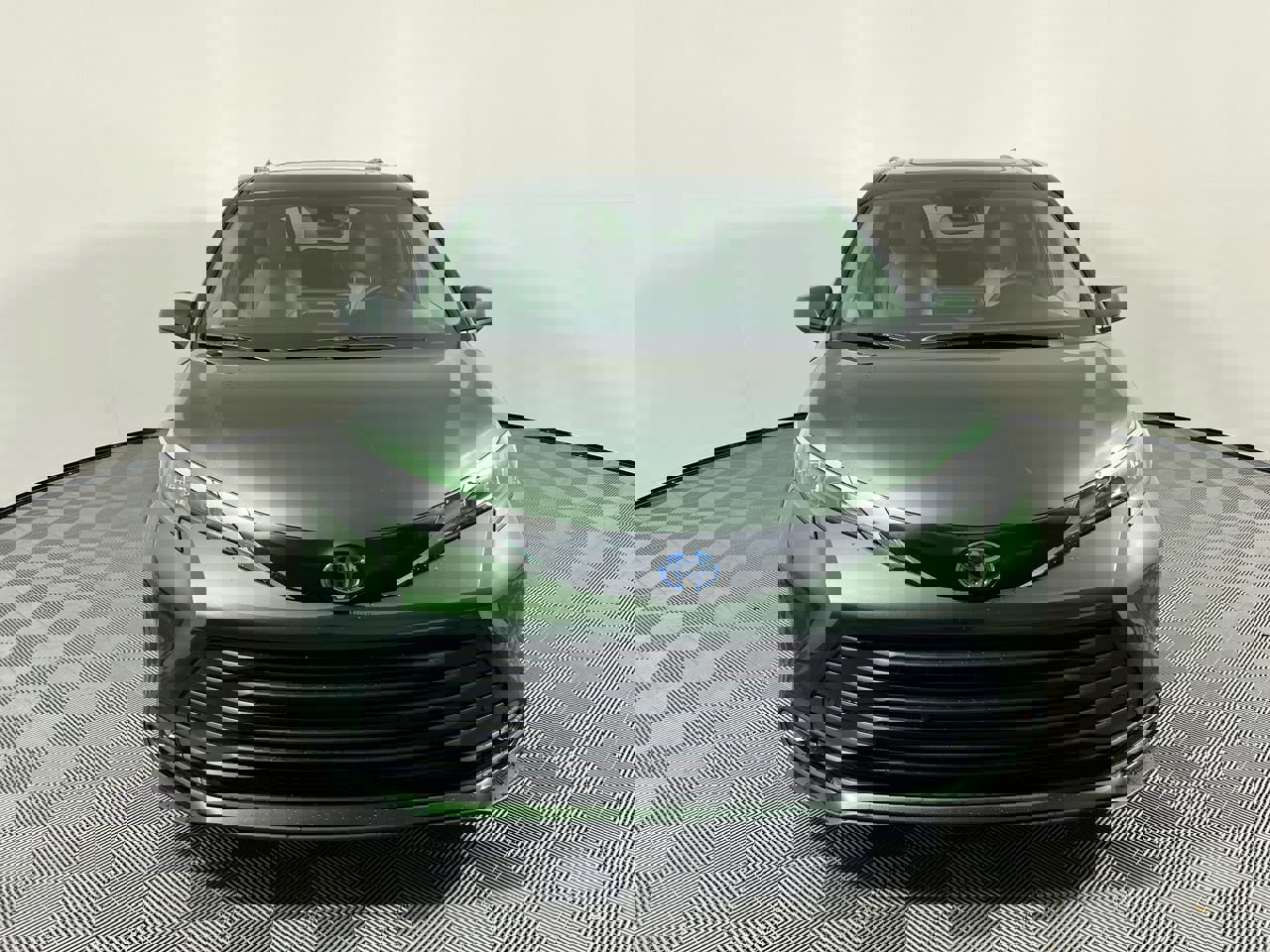 Used 2025 Toyota Sienna XLE image 8