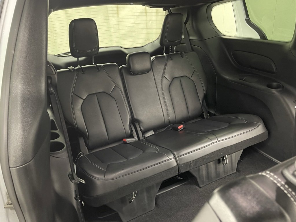Used 2025 Chrysler Pacifica Select image 15