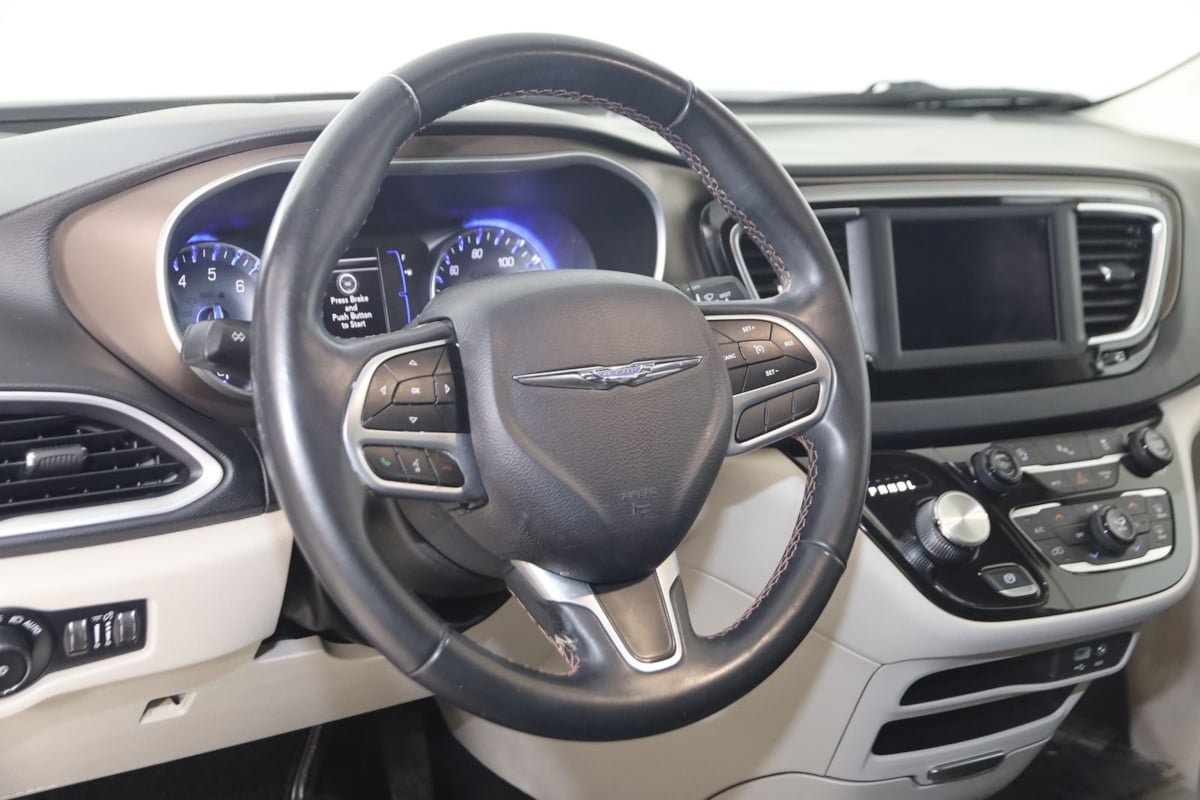 Used 2018 Chrysler Pacifica Touring-L FWD image 6