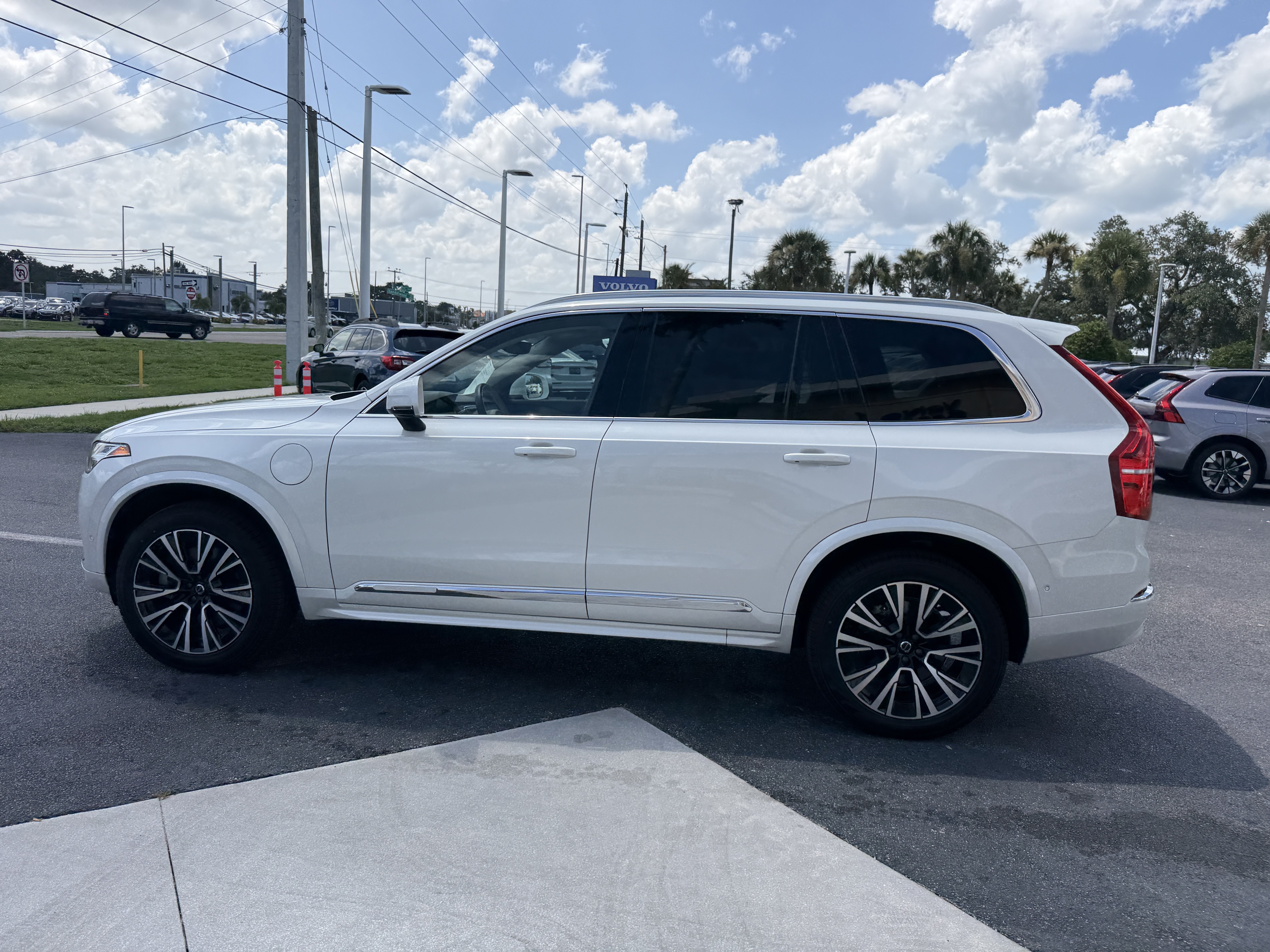 Certified 2024 Volvo XC90 T8 Plus AWD/4WD image 6
