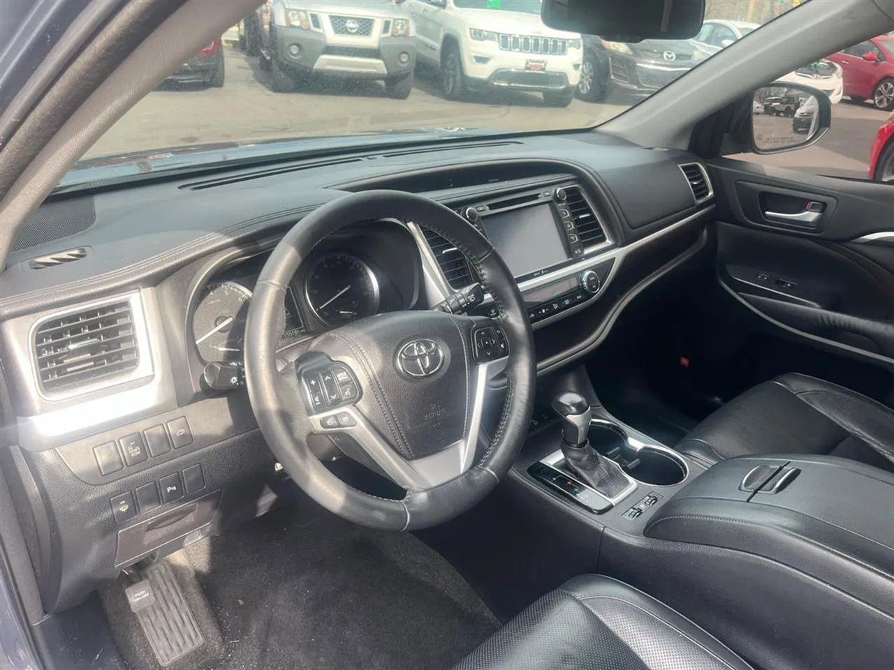Used 2015 Toyota Highlander Limited image 12