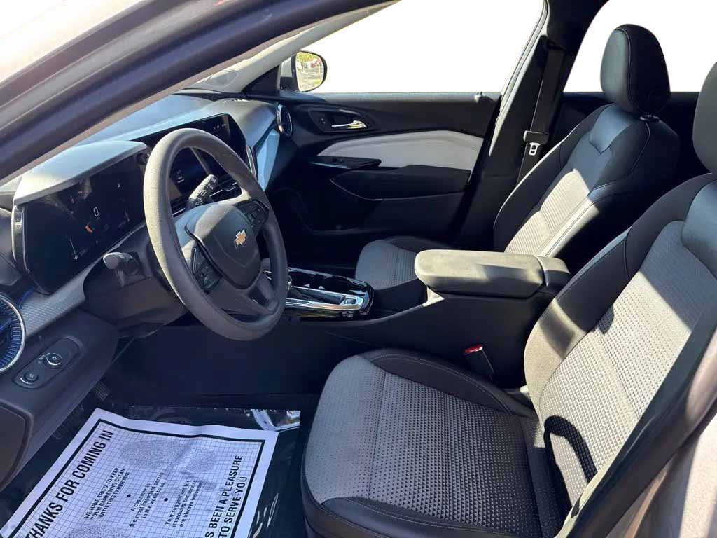 Used 2025 Chevrolet Trax LT FWD image 12