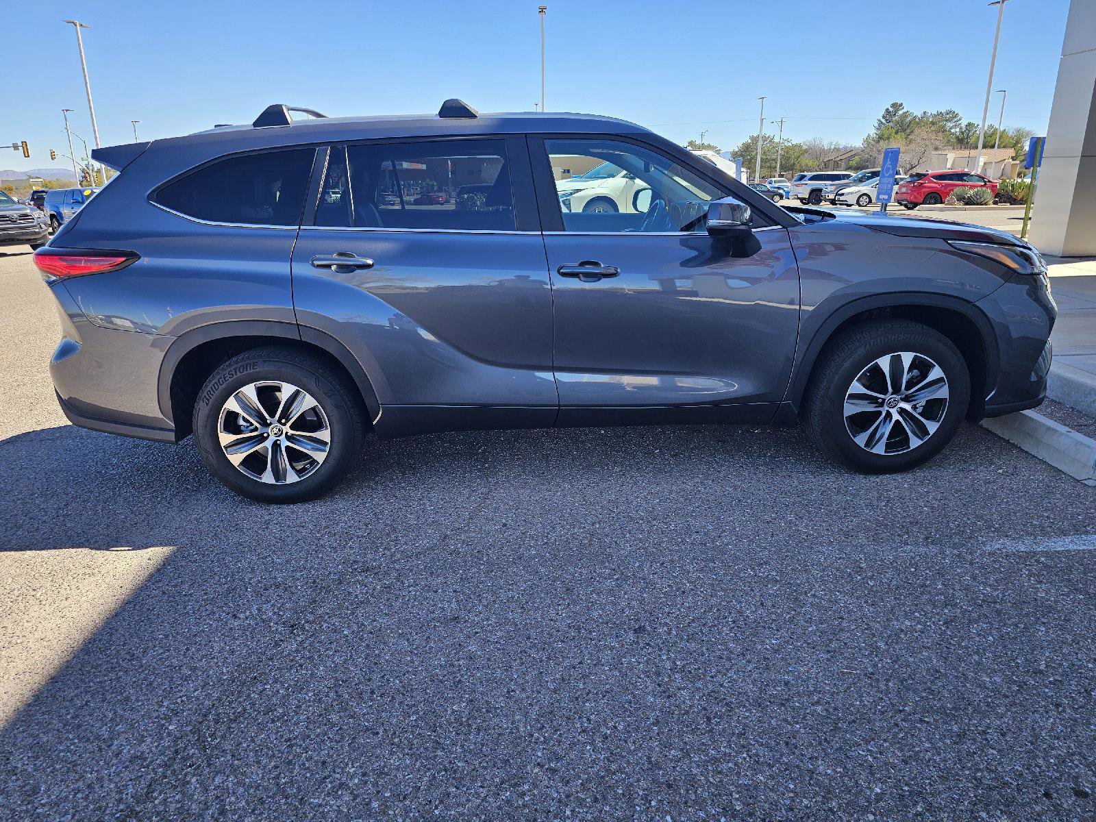 Used 2023 Toyota Highlander XLE image 6