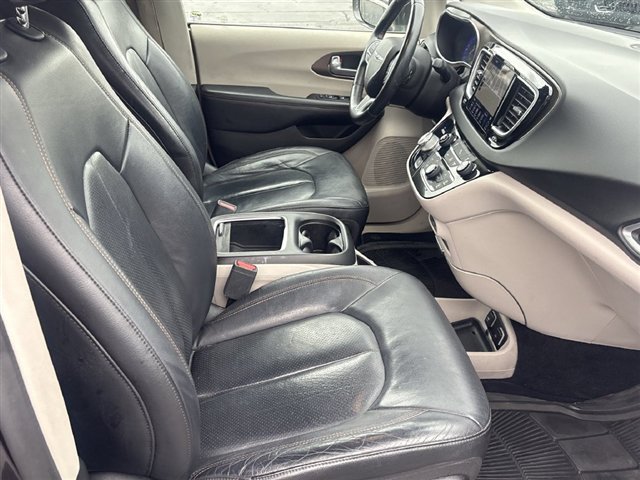 Used 2018 Chrysler Pacifica Touring-L Plus FWD image 27