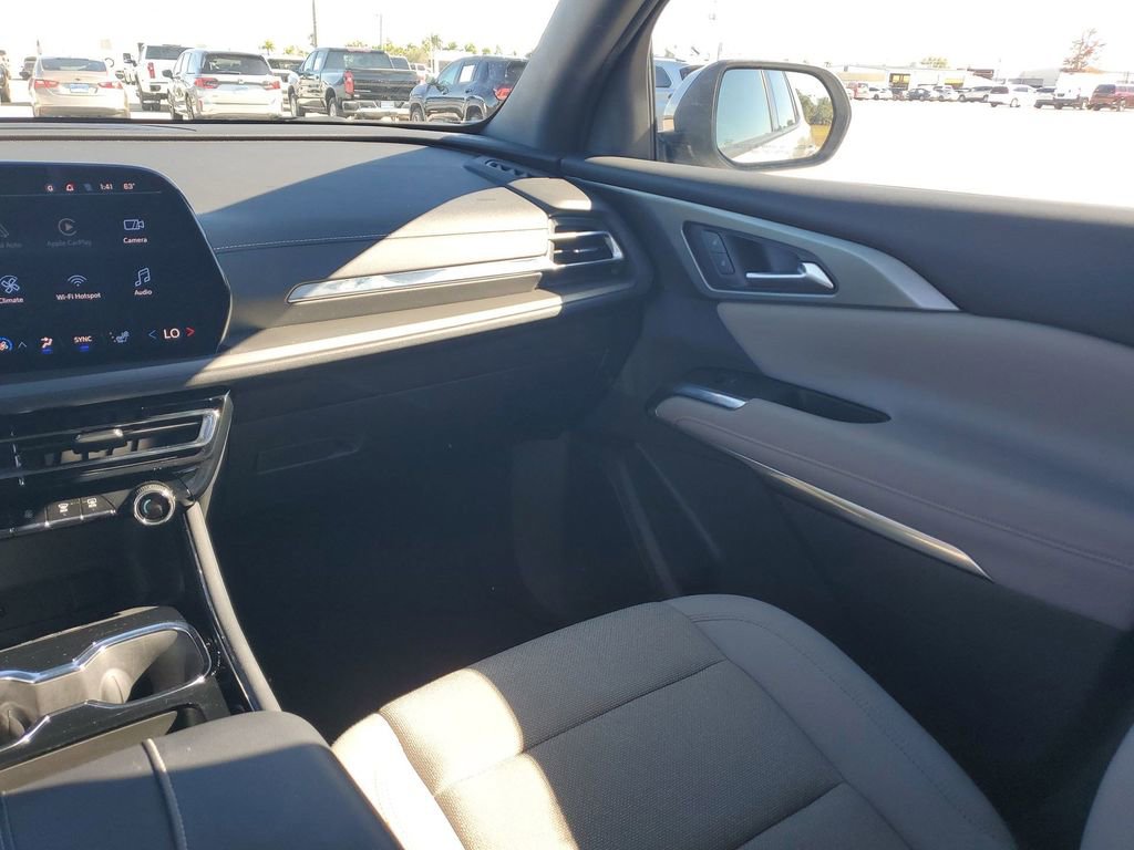 Used 2025 Chevrolet Traverse LT image 11