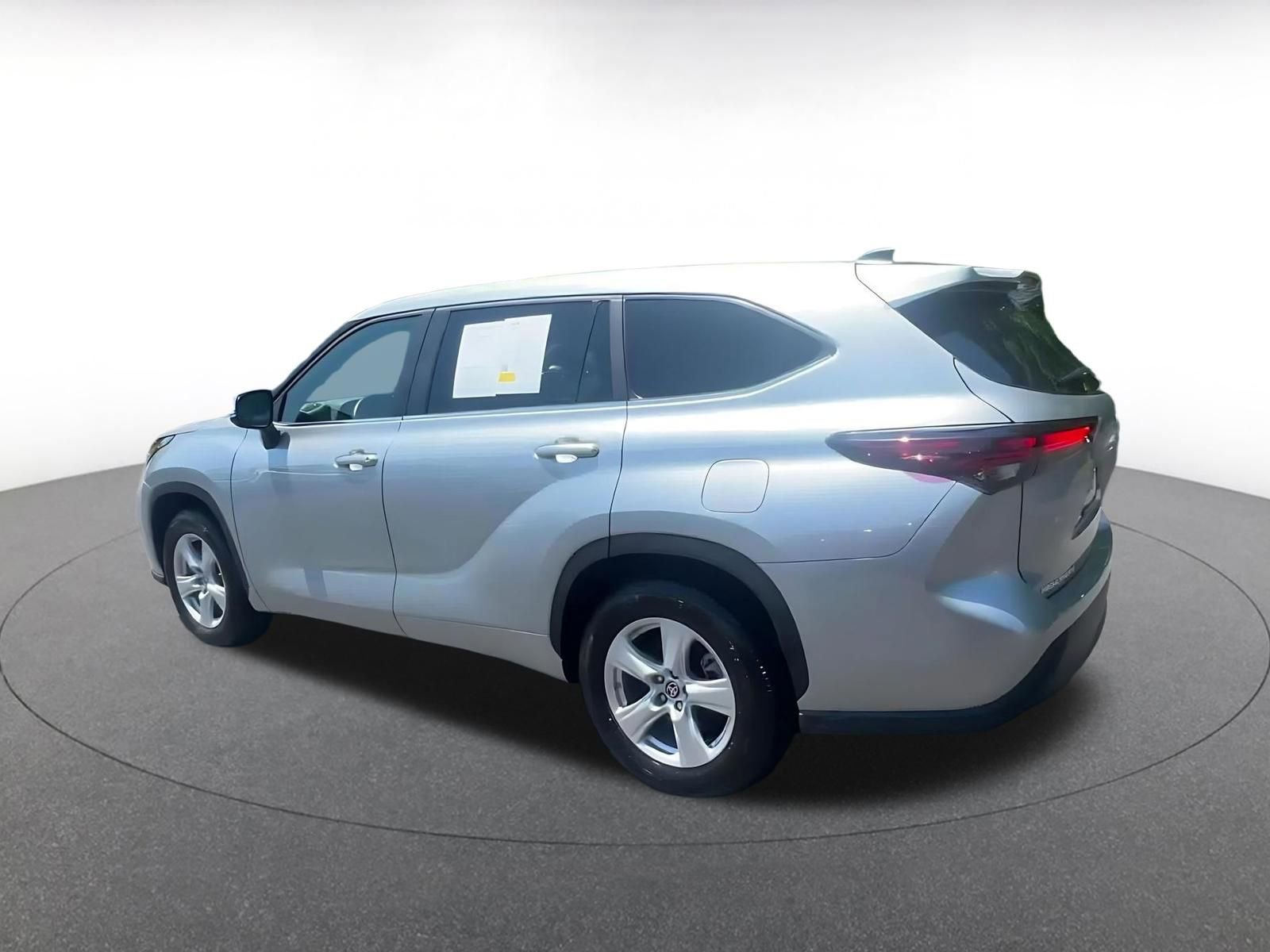 Used 2025 Toyota Highlander LE FWD image 10