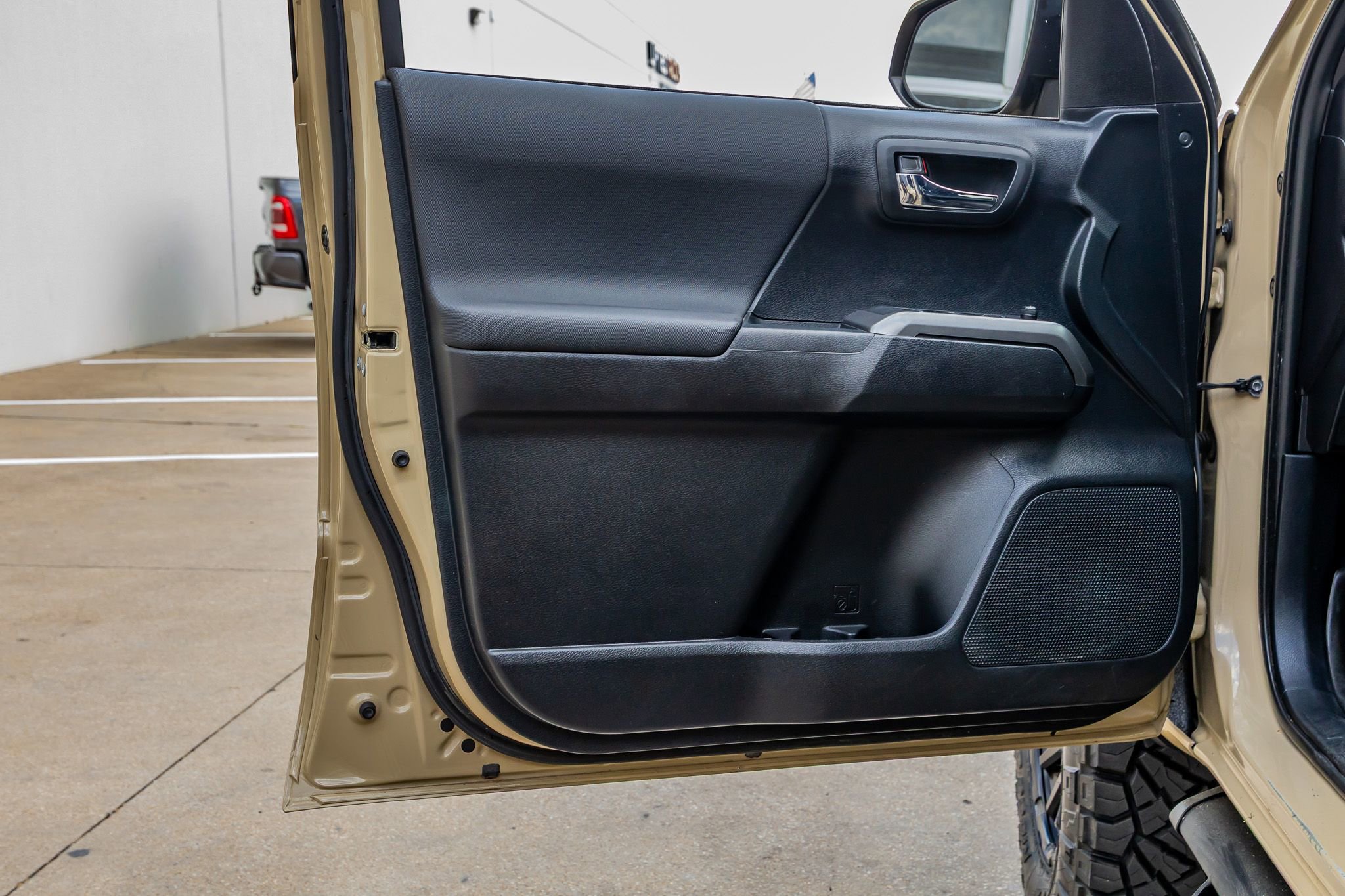 Used 2019 Toyota Tacoma TRD Off-Road AWD/4WD image 37