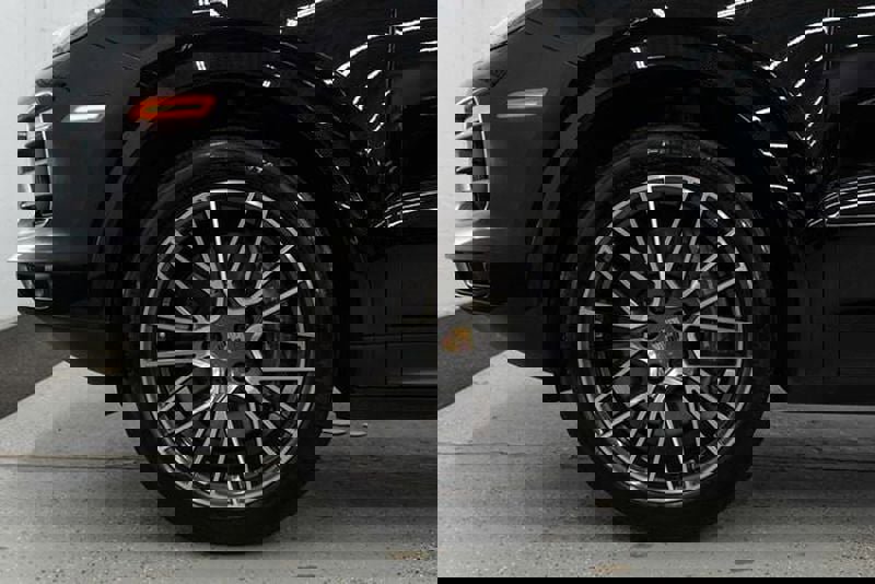 Used 2023 Porsche Cayenne Platinum Edition image 36