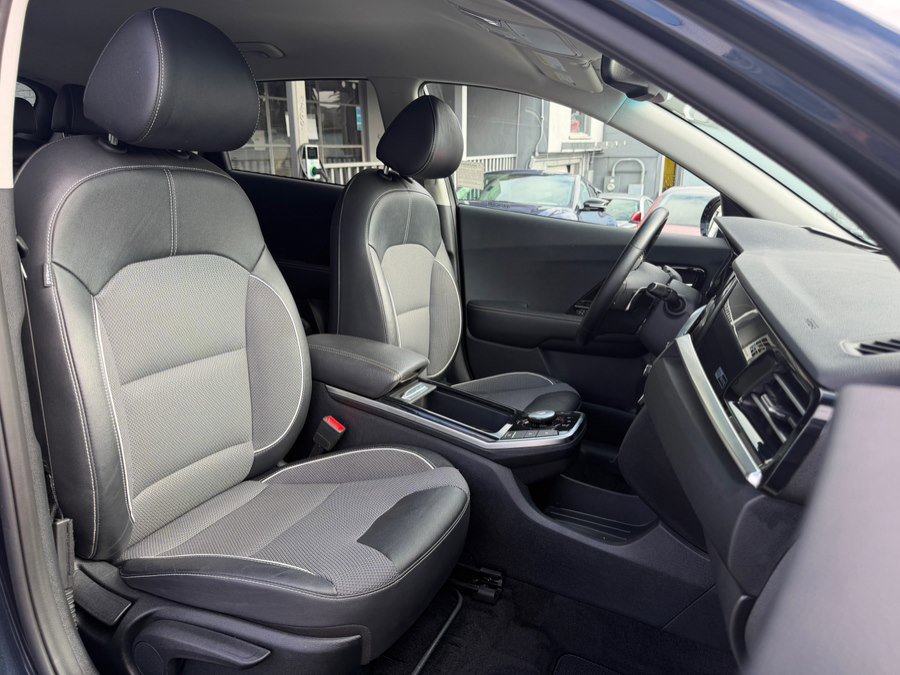 Used 2020 Kia Niro EX w/ Cold Weather Package image 31