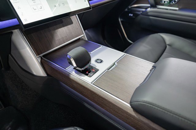 Used 2025 Land Rover Range Rover Autobiography image 35