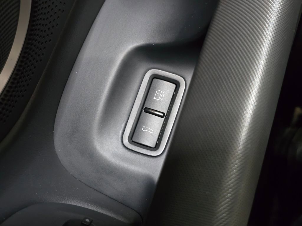 Used 2011 Audi R8 V8 w/ Convenience Pkg image 21