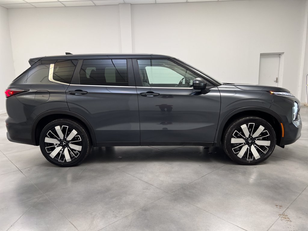 Used 2025 Mitsubishi Outlander SE AWD/4WD image 10