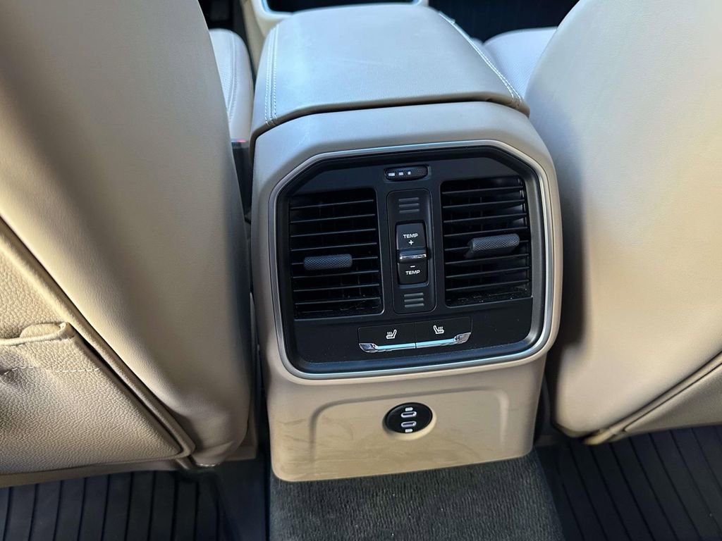 Certified 2025 Porsche Macan AWD/4WD image 14