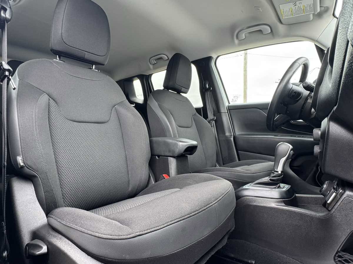 Used 2020 Jeep Renegade Altitude AWD/4WD image 27