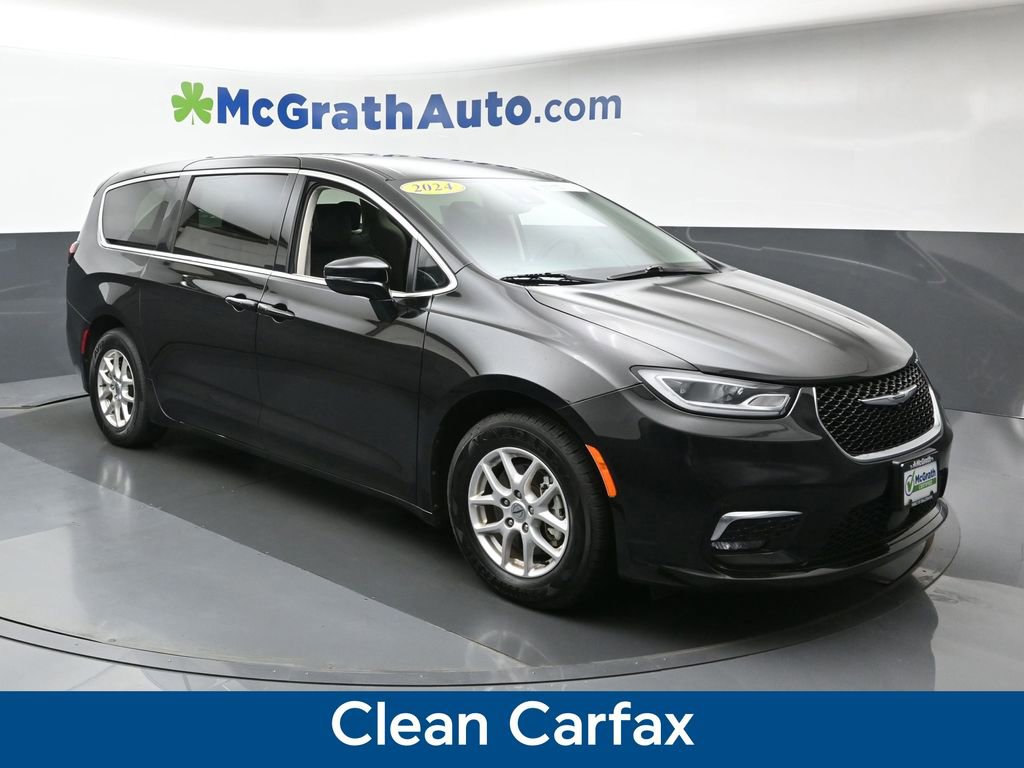 Used 2024 Chrysler Pacifica Touring-L image 2
