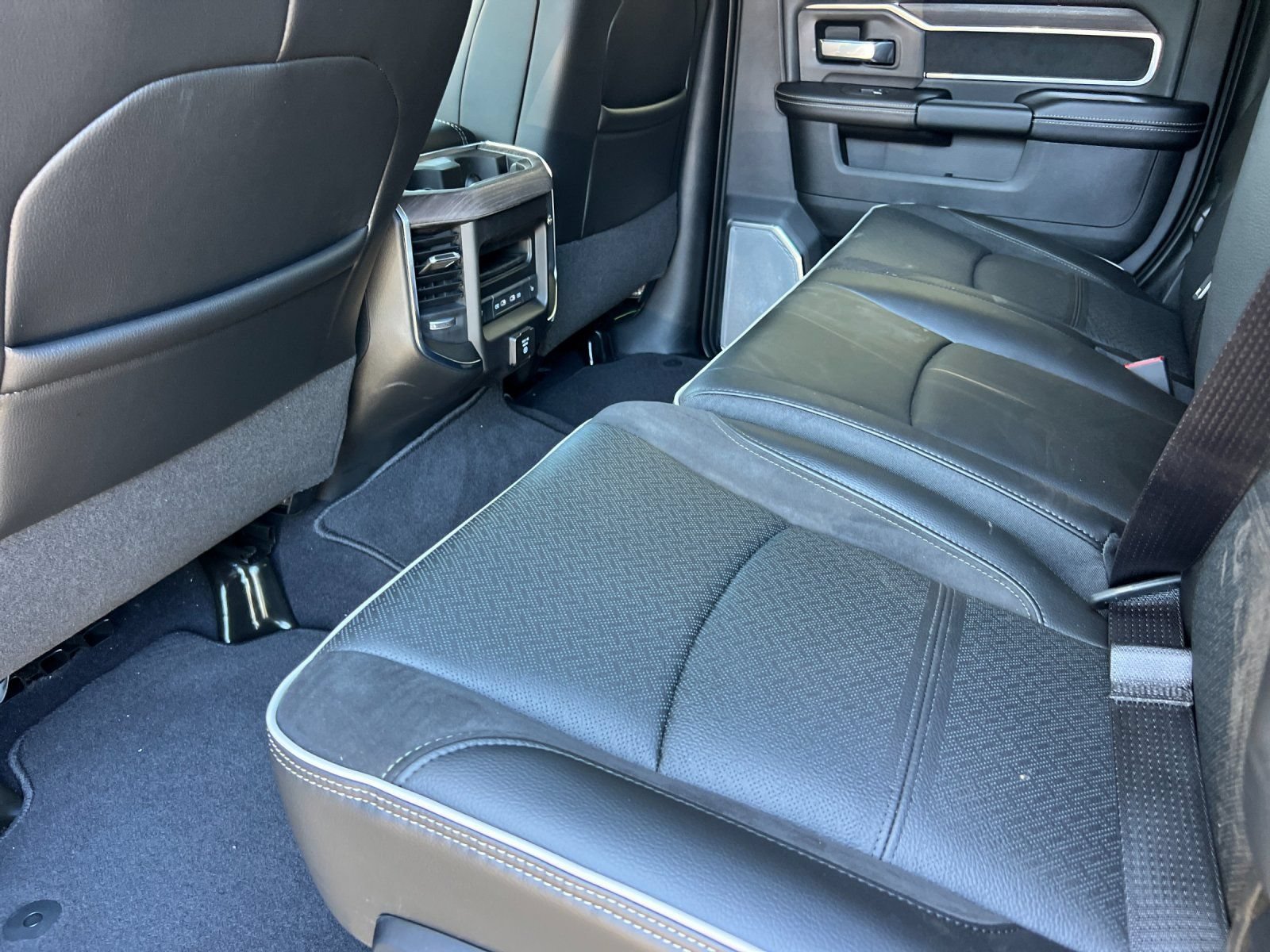 New 2026 RAM 2500 Laramie AWD/4WD image 12