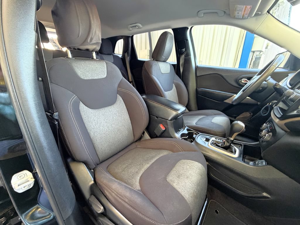 Used 2018 Jeep Cherokee Latitude FWD image 12