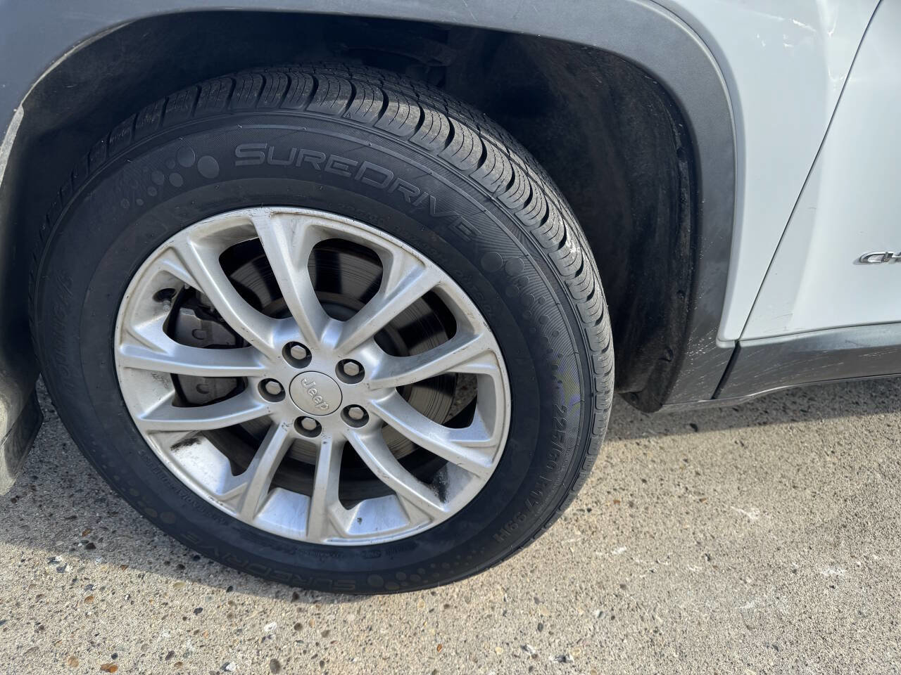 Used 2019 Jeep Cherokee Latitude w/ Cold Weather Group image 13