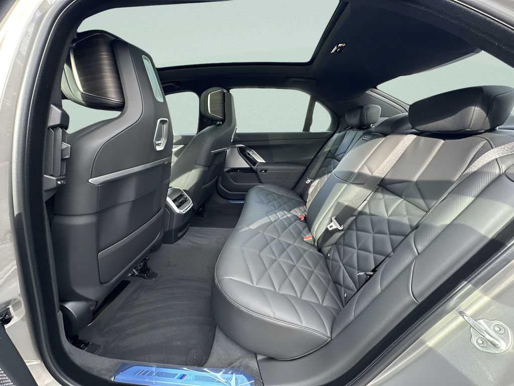 Certified 2026 BMW 740i w/ Premium Package RWD image 27