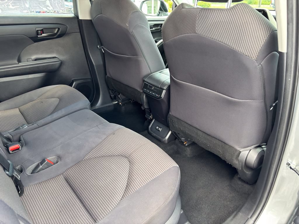 Used 2021 Toyota Highlander LE AWD/4WD image 40
