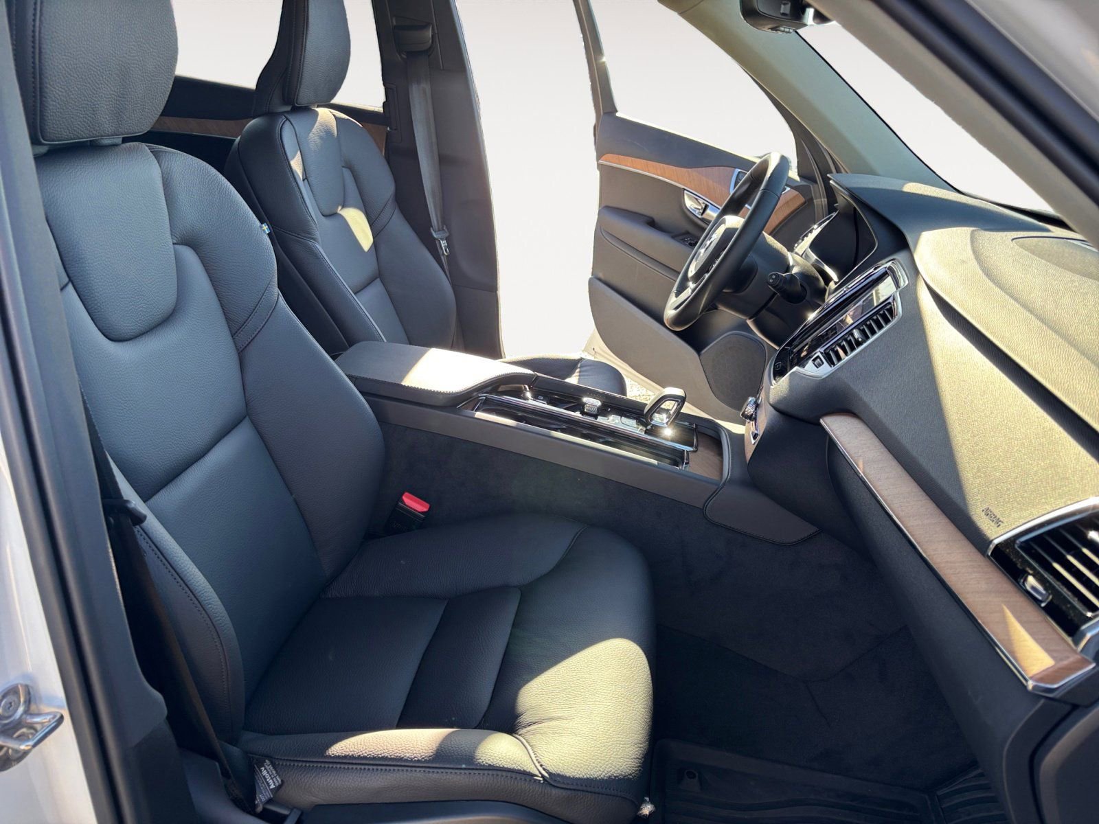 New 2025 Volvo XC90 B6 Plus w/ Protection Package Premier image 15