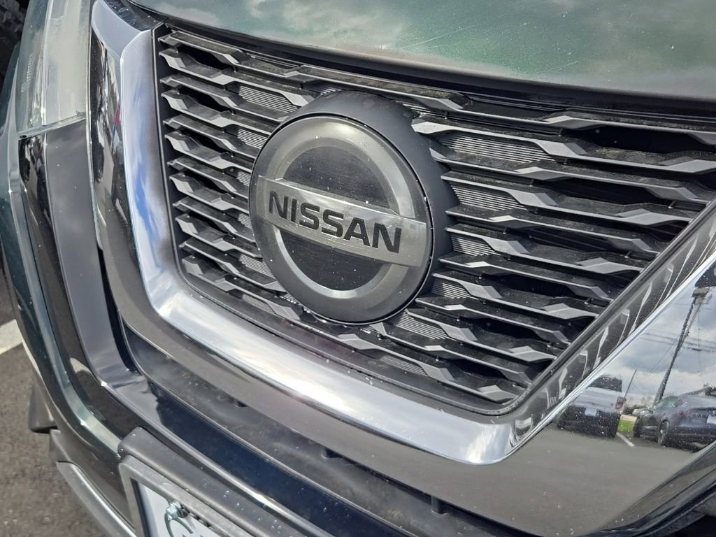 Used 2019 Nissan Rogue SV image 2
