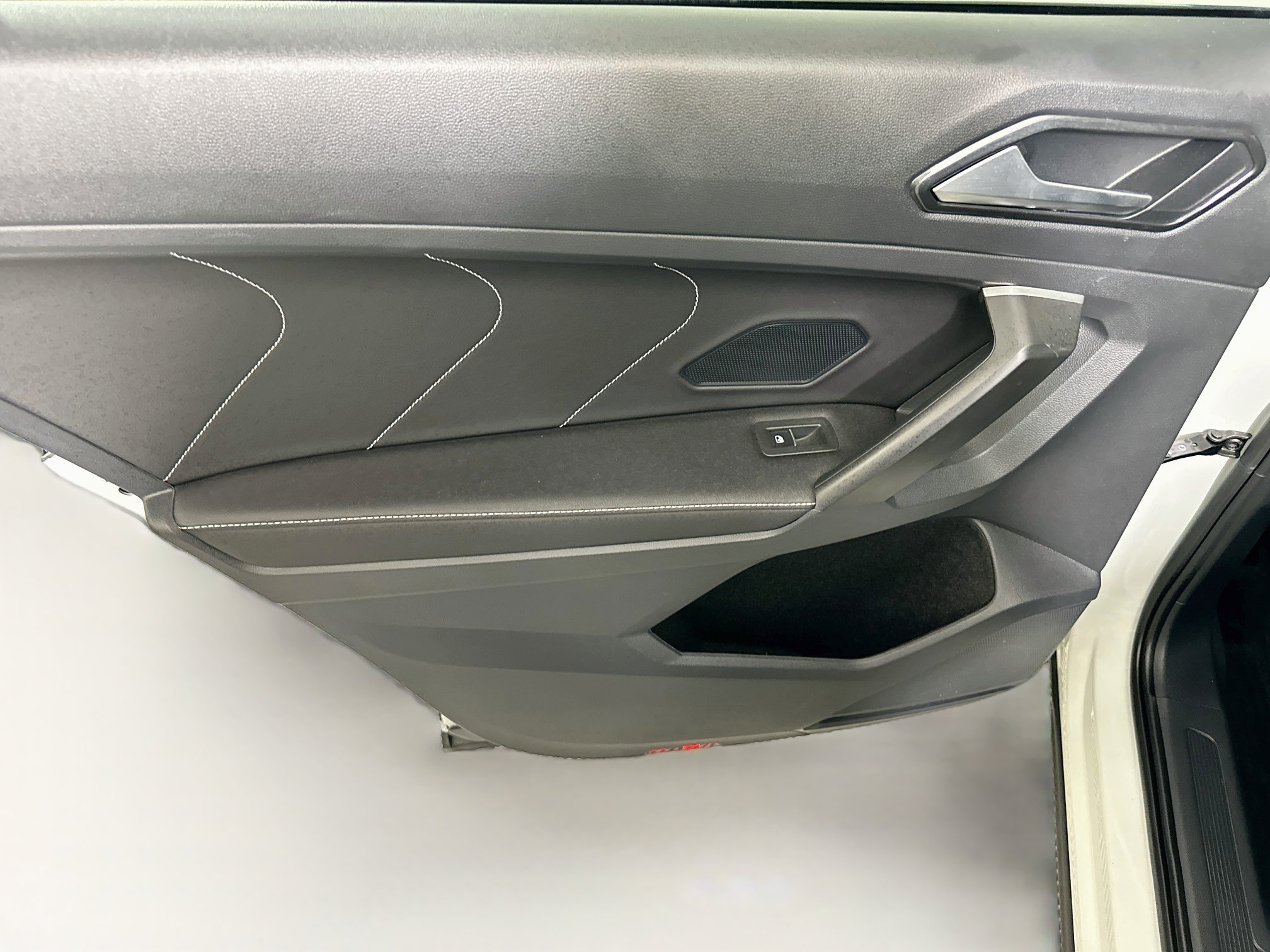 Used 2024 Volkswagen Tiguan SE w/ Panoramic Sunroof Package FWD image 26