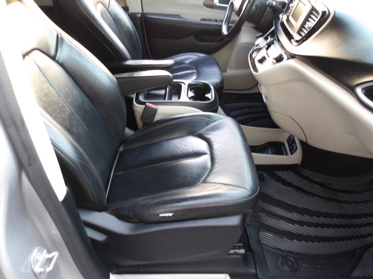 Used 2017 Chrysler Pacifica Touring-L FWD image 20