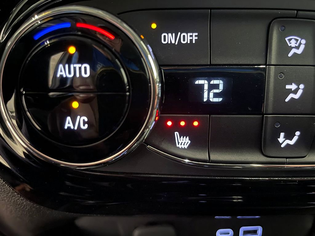 Used 2025 Chevrolet Trax LT w/ LT Convenience Package FWD image 36