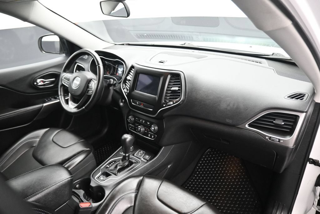 Used 2019 Jeep Cherokee Latitude Plus w/ Cold Weather Group AWD/4WD image 43