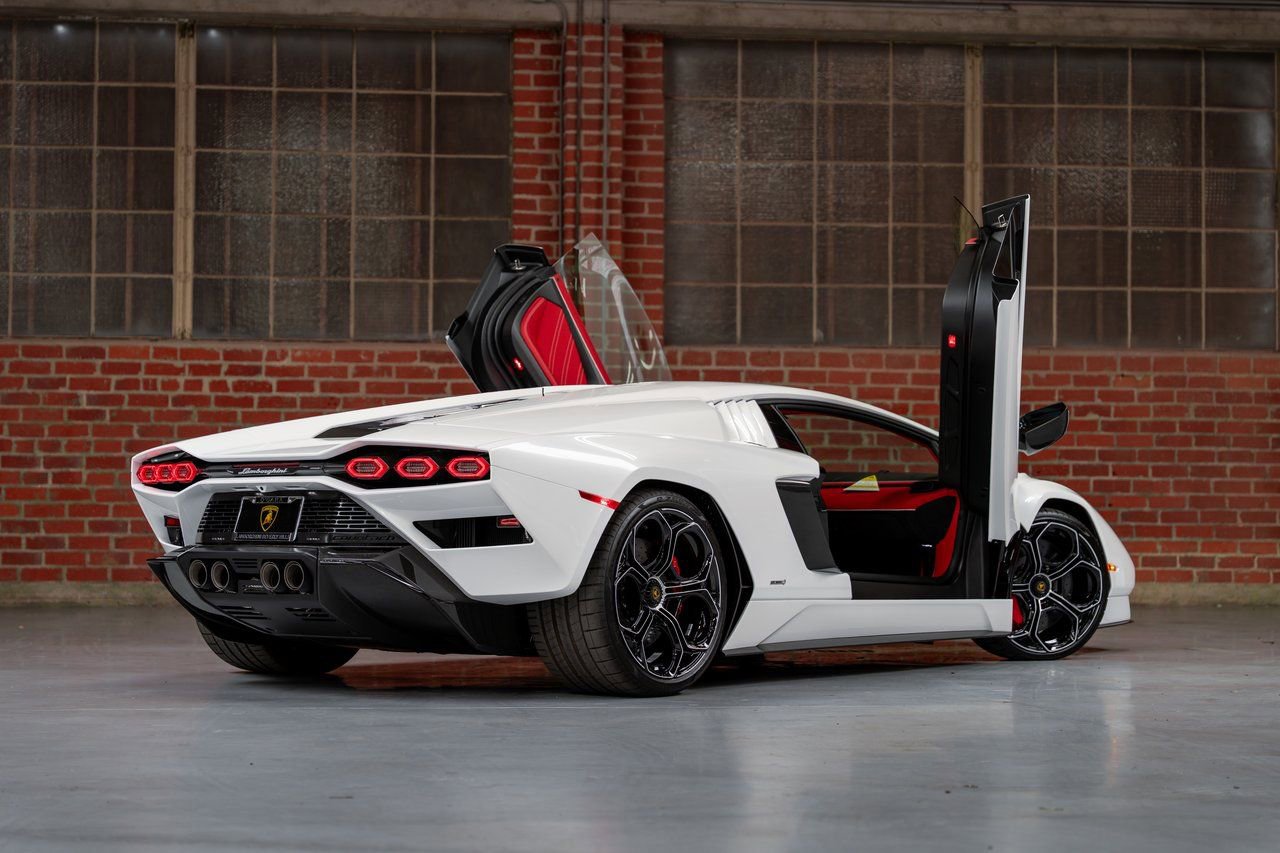Used 2022 Lamborghini Aventador Countach image 3