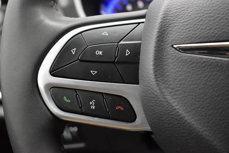 Used 2025 Chrysler Pacifica Select FWD image 24